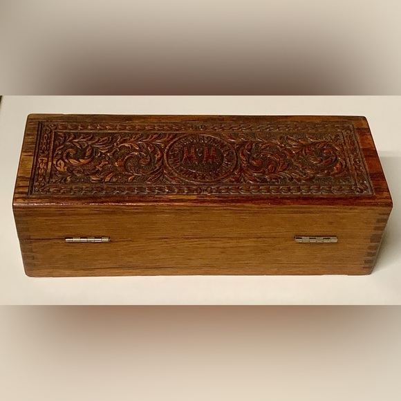 Late 19th Century Hand Carved Finger Jointed Wheeler & Wilson Sewing Machine Box - Picture 6 of 15